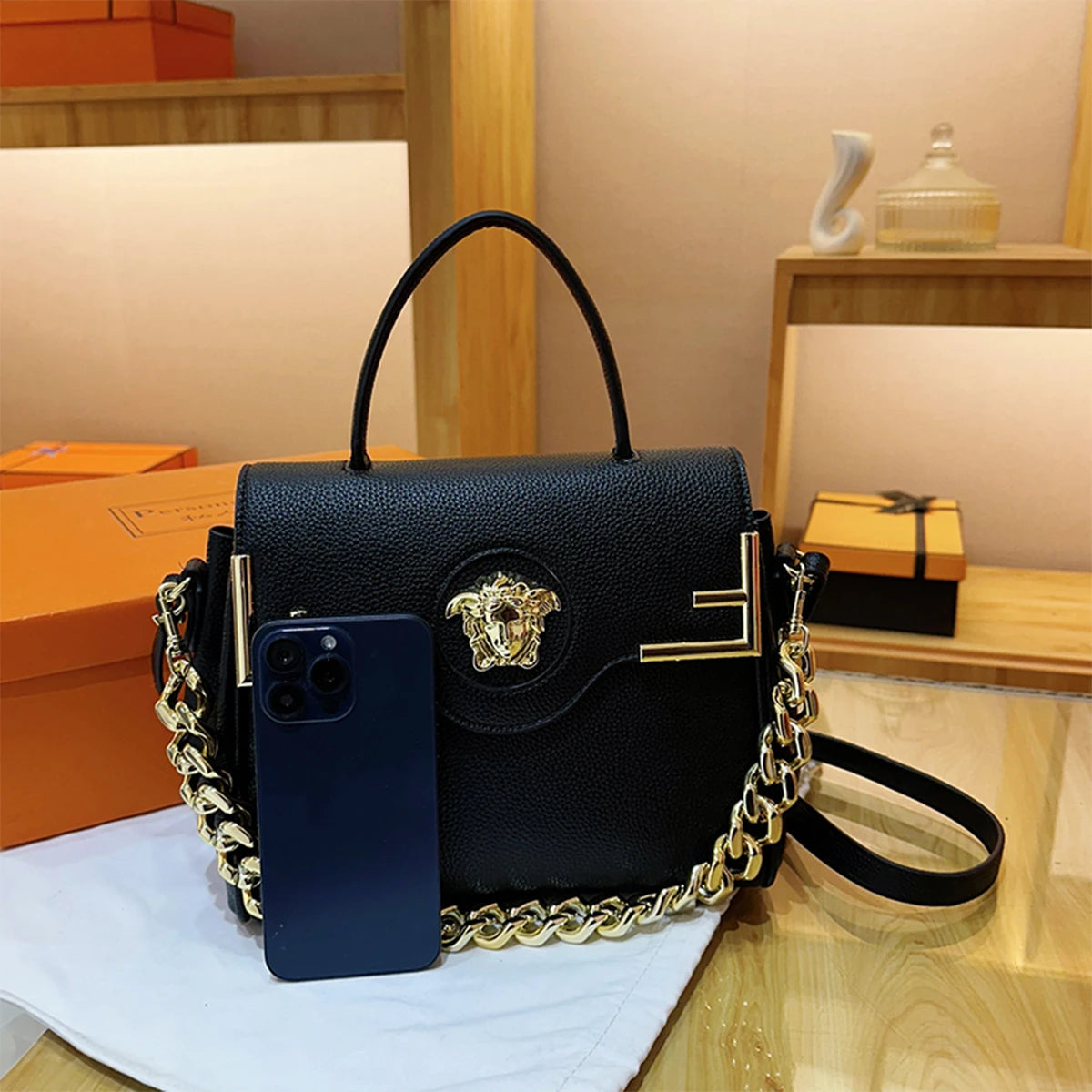 Sac à main Chic Luxe inspiré de la méduse, texture cuir PU, rabat de grande capacité, chaîne magnétique, sangle réglable, sac à bandoulière pour le quotidien