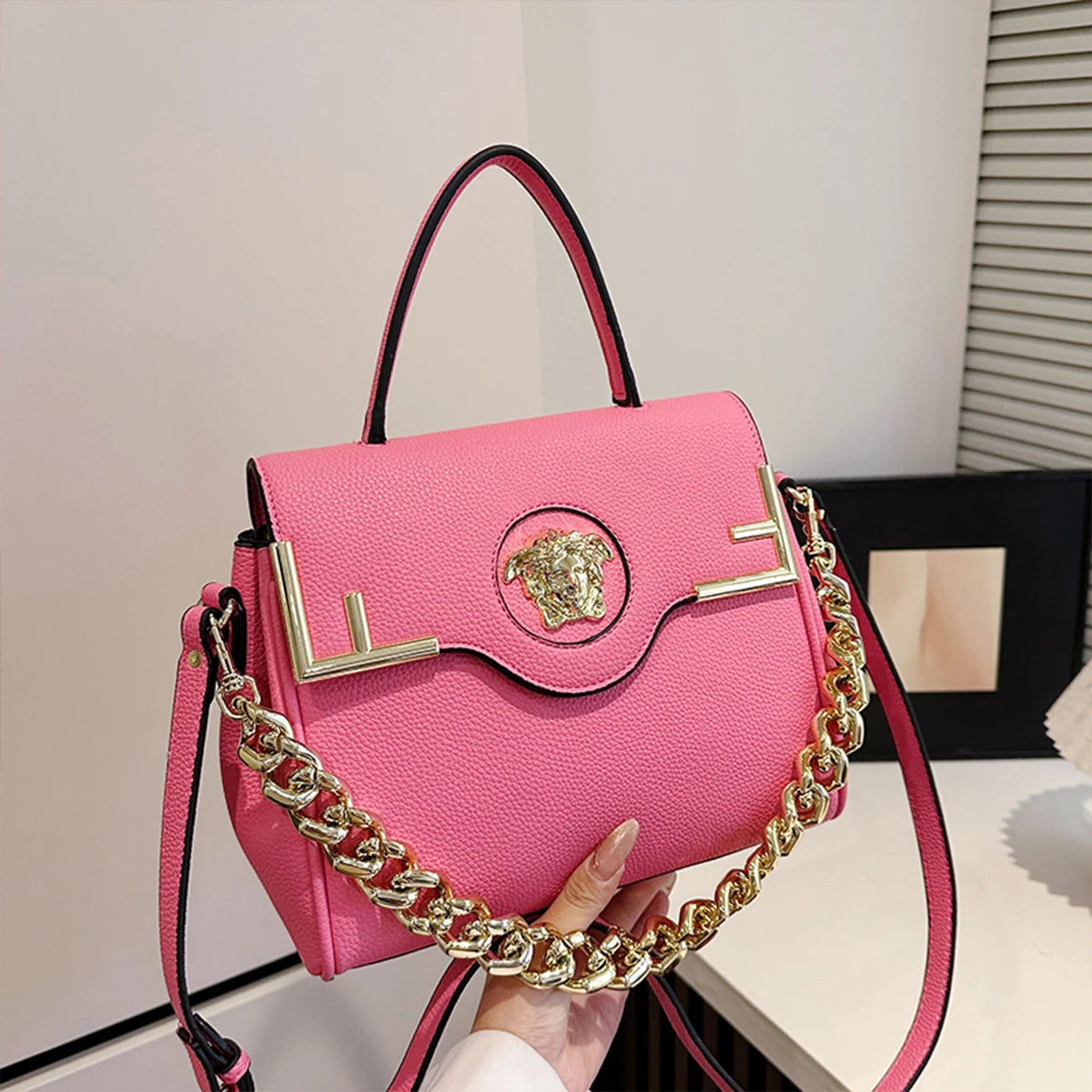 Sac à main Chic Luxe inspiré de la méduse, texture cuir PU, rabat de grande capacité, chaîne magnétique, sangle réglable, sac à bandoulière pour le quotidien