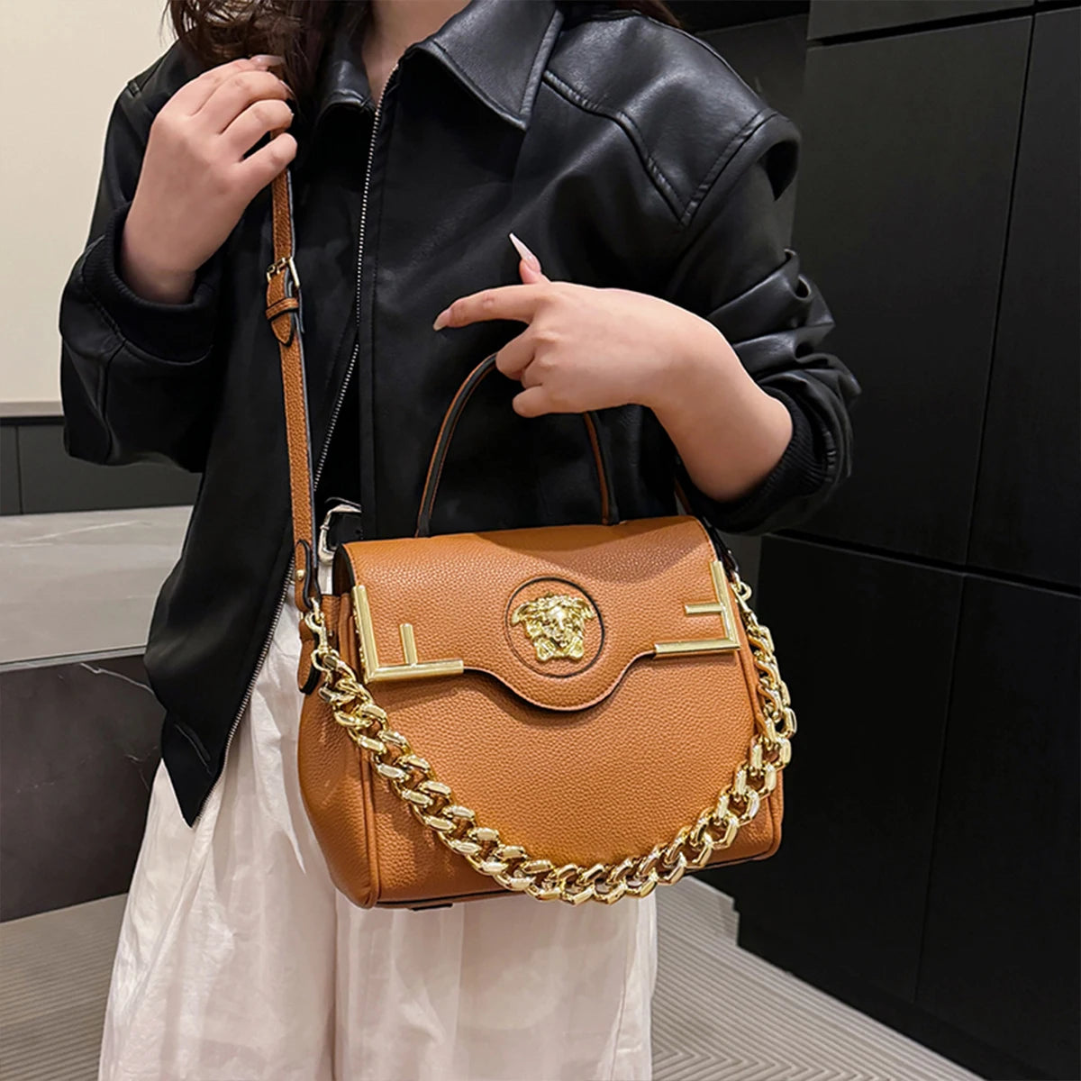 Sac à main Chic Luxe inspiré de la méduse, texture cuir PU, rabat de grande capacité, chaîne magnétique, sangle réglable, sac à bandoulière pour le quotidien